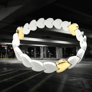 Bracelet LOVE en métal émaillé, en métal émaillé élastiqué, composé de 20 pièces de couleur blanche et doré