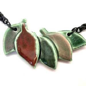 Collier végétal en céramique
